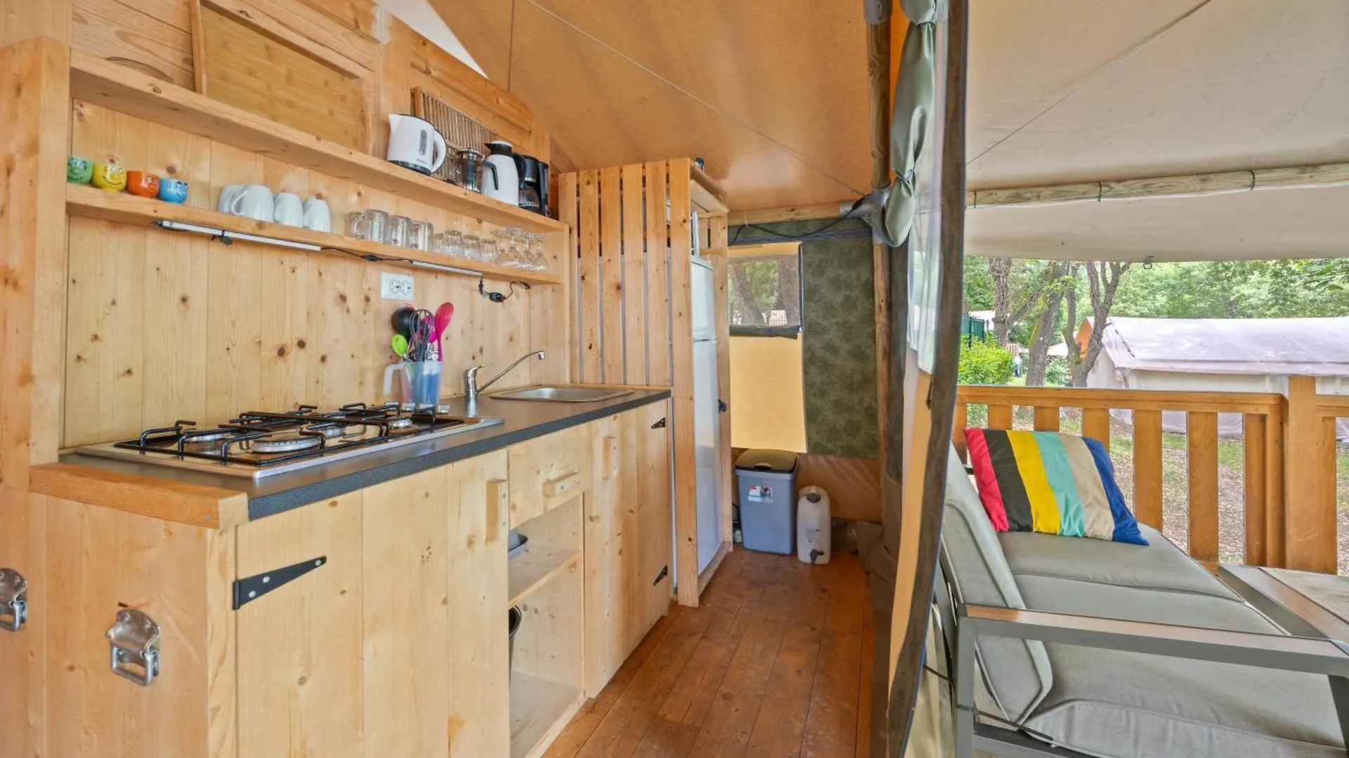 Easyatent Camping Valkanela 弗尔萨尔
