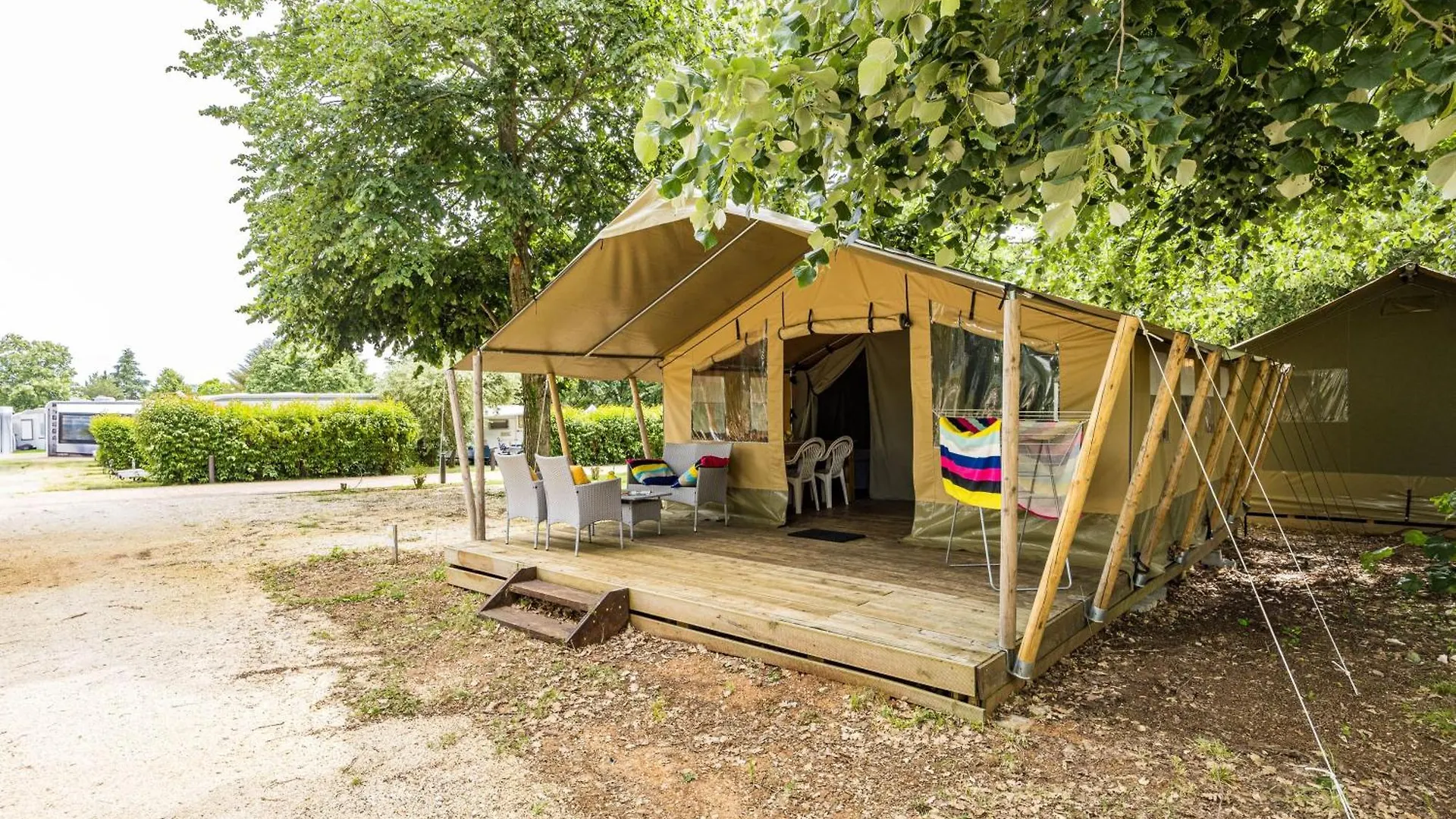 Easyatent Camping Valkanela 弗尔萨尔
