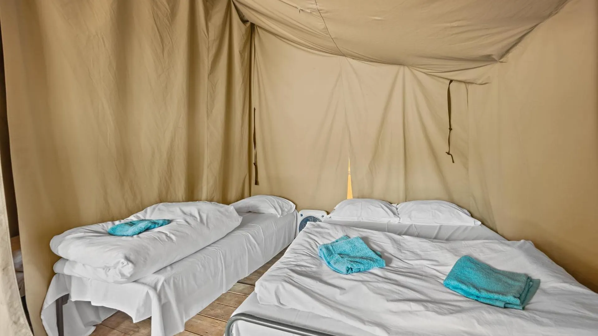 Easyatent Camping Valkanela 弗尔萨尔 假日公园